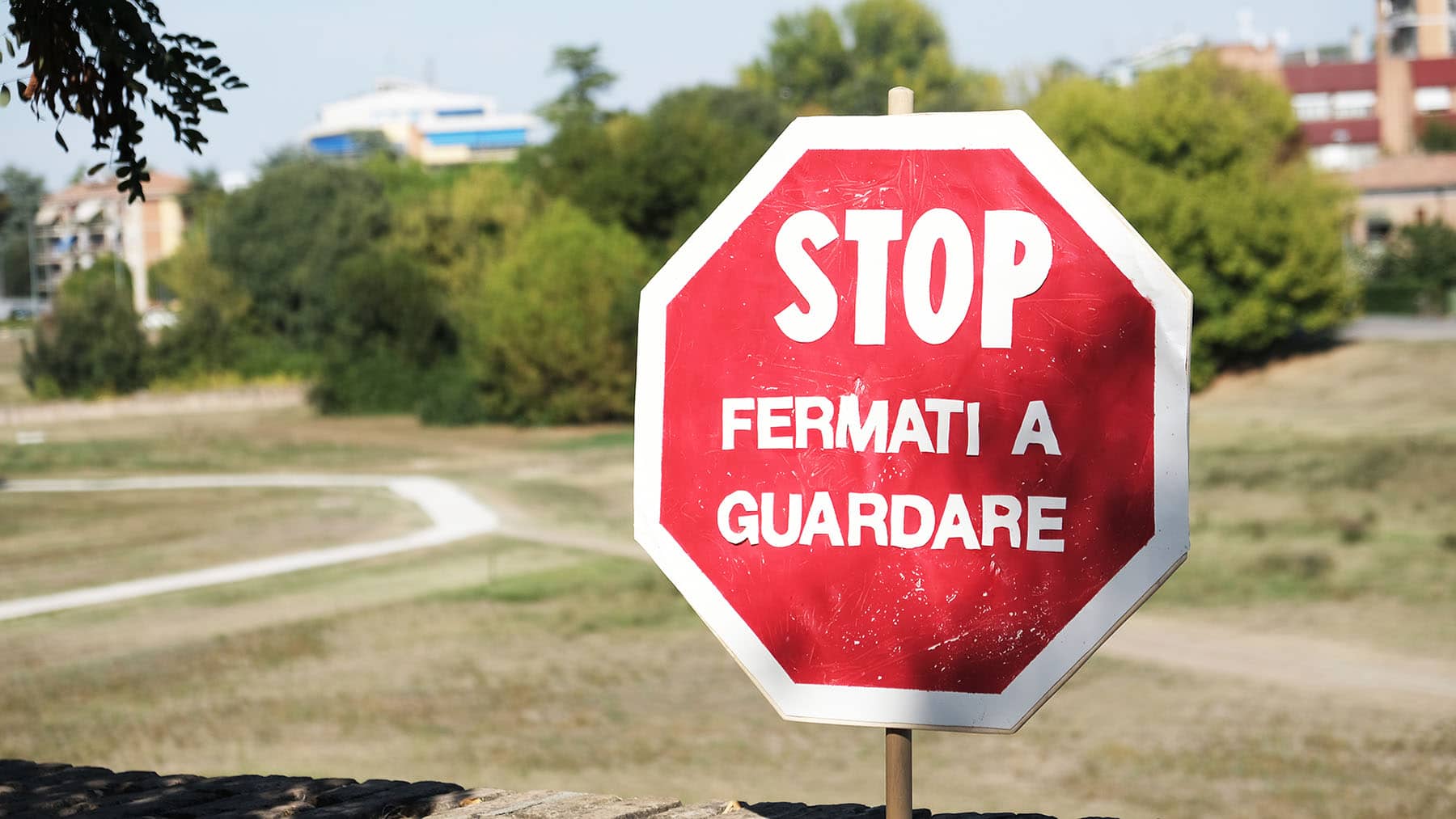 segnale stop fermati a guardare